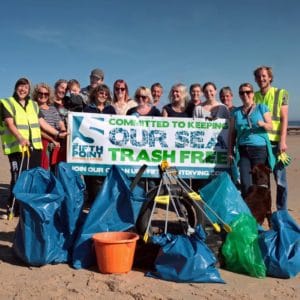 Sticla de sampon din lume din plastic colectat de pe plaja