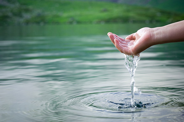 Cuvintele antice care purifica apa si o aduc in starea ei divina