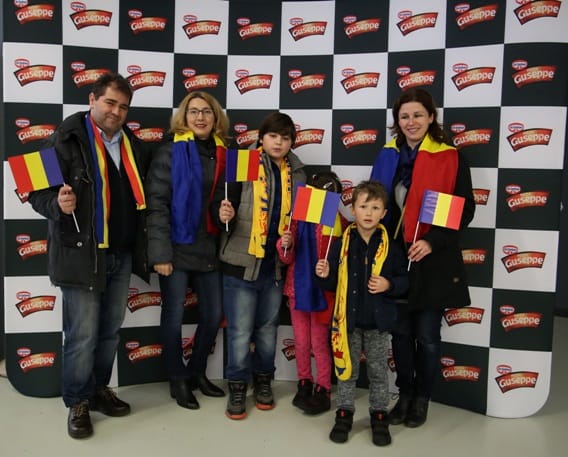 Steguleţe tricolore şi carduri speciale de autografe pentru suporterii de la Fed Cup