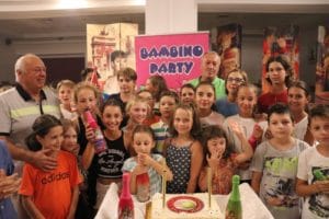 Arbitrul principal Giban Iordache, alături de copii la Players Party din cadrul Trofeului Victor Hănescu