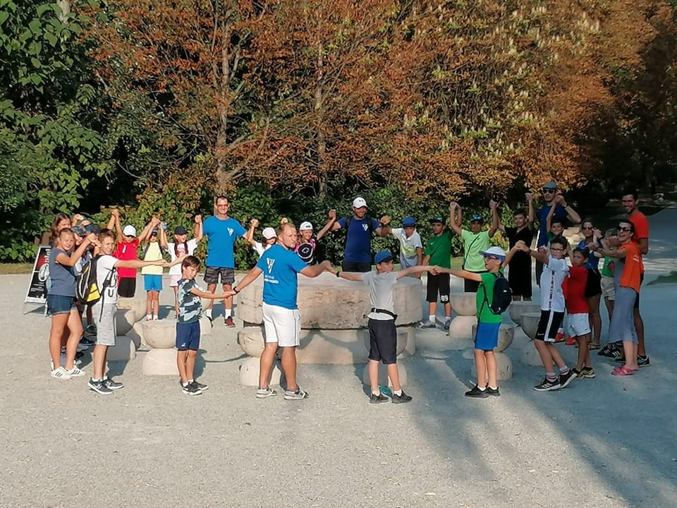 Hănescu şi jucătorii de la “Train Like a Pro” au vizitat ansamblul sculptural al lui Brâncuşi
