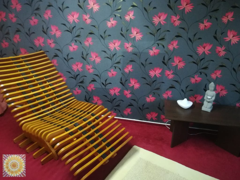 Scaunul terapeutic cu pietre de sungit si Art-terapia. Noile aparitii de la Centrul holistic Soma