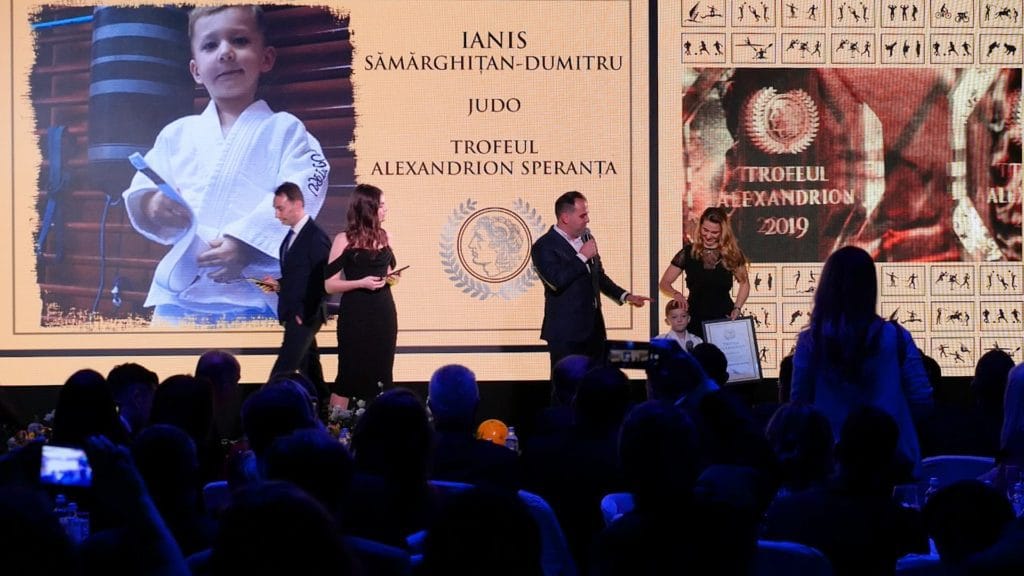 Interviu cu dubla campioană olimpică la judo, Alina Dumitru şi fiul său Ianis, premiat cu trofeul «Speranţa» la Gala Trofeelor Alexandrion: «Am fost mai emoţionată decât Ianis când am urcat pe scenă cu el. El abia aştepta să ȋşi ridice premiul şi să spună câteva cuvinte»