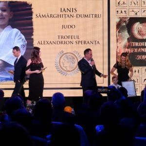 Interviu cu dubla campioană olimpică la judo, Alina Dumitru şi fiul său Ianis, premiat cu trofeul «Speranţa» la Gala Trofeelor Alexandrion: «Am fost mai emoţionată decât Ianis când am urcat pe scenă cu el. El abia aştepta să ȋşi ridice premiul şi să spună câteva cuvinte»