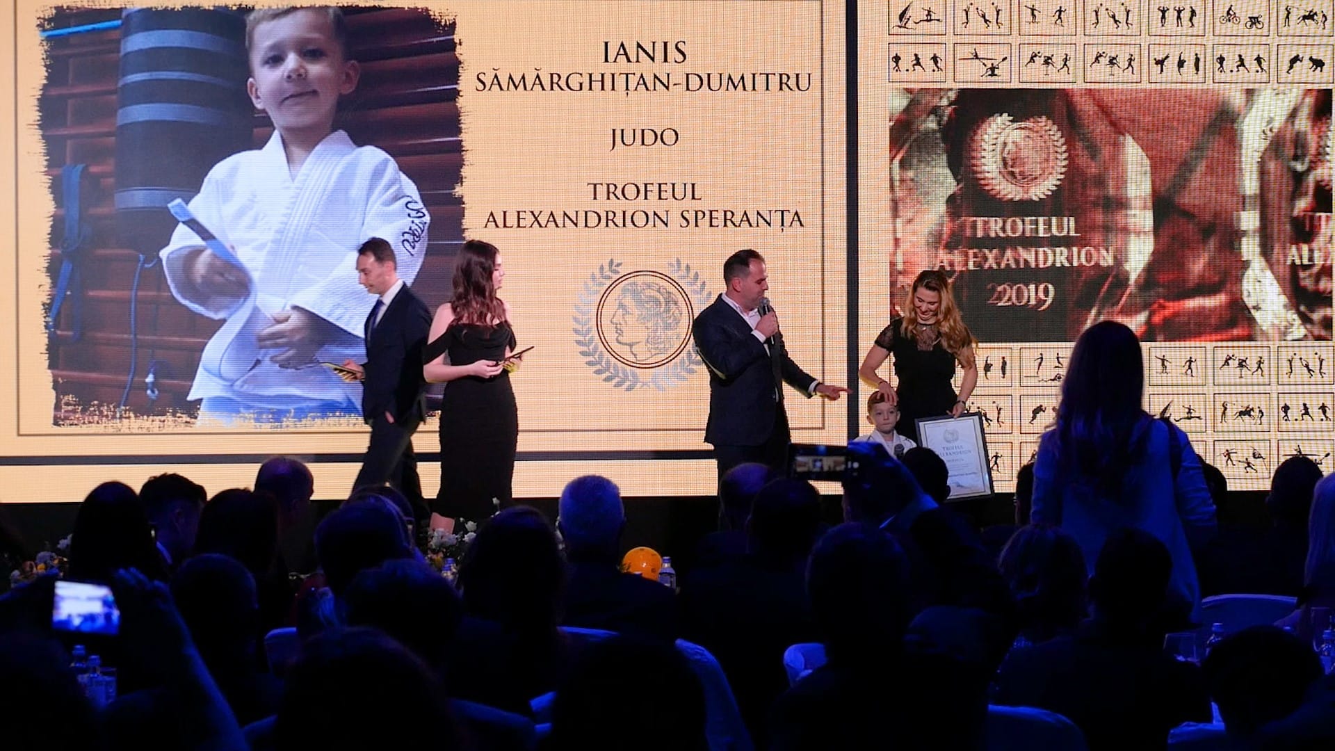 Interviu cu dubla campioană olimpică la judo, Alina Dumitru şi fiul său Ianis, premiat cu trofeul «Speranţa» la Gala Trofeelor Alexandrion: «Am fost mai emoţionată decât Ianis când am urcat pe scenă cu el. El abia aştepta să ȋşi ridice premiul şi să spună câteva cuvinte»
