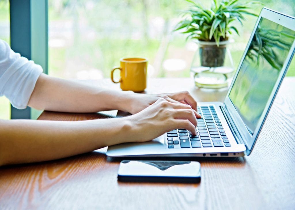 Laptopul & cafeaua – Startul zilei atunci cand lucrezi de acasa Laptopul & cafeaua – Startul zilei atunci cand lucrezi de acasa