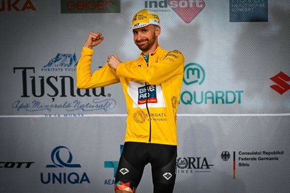 Nikodemuas Holler, câștigătorul tricoului galben, oferit de Fundația Alexandrion, în prologul Turului Ciclist al Sibiului: „Sunt primul câștigătorul al unui tricou galben important după criza provocată de COVID-19. Nu este rău, nu?”