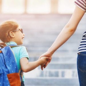 Descoperă articolele pe care le poți cumpăra încă din timpul verii pentru începutul școlii!