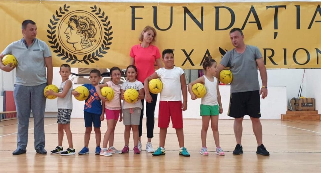 Fundaţia Alexandrion ȋncurajează şi susţine practicarea sportului, oferind mingi pentru antrenamentele de volei