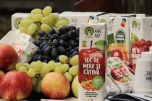 Actorul Victor Yila, în vizită la fabrica Ana Are. Ce vedete și specialiști recomandă aceste sucuri naturale