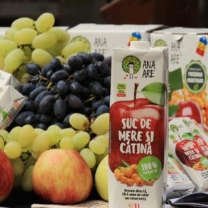 Actorul Victor Yila, în vizită la fabrica Ana Are. Ce vedete și specialiști recomandă aceste sucuri naturale