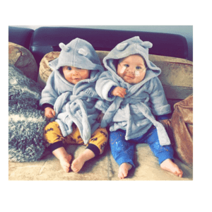 „Sunt eroii mei”: frații gemeni născuți prematur la 24 de săptămâni cresc frumos