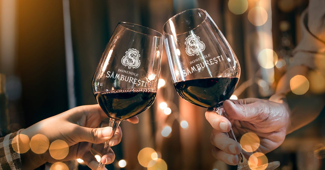 Cinci cărți de citit în luna iubirii, lângă un pahar de vin din gama Domeniile Sâmburești