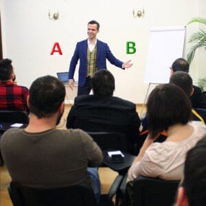 Cum înveți să prezinți cu succes în fața unui public – calea grea, calea mediocră și calea eficace