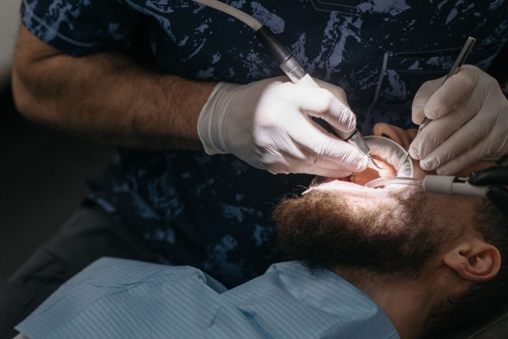 Vrei un zâmbet frumos şi dinţi curaţi şi sănătoşi? Vino la clinica dentară Excedent