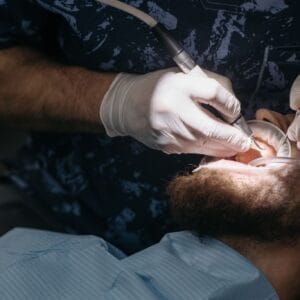 Vrei un zâmbet frumos şi dinţi curaţi şi sănătoşi? Vino la clinica dentară Excedent