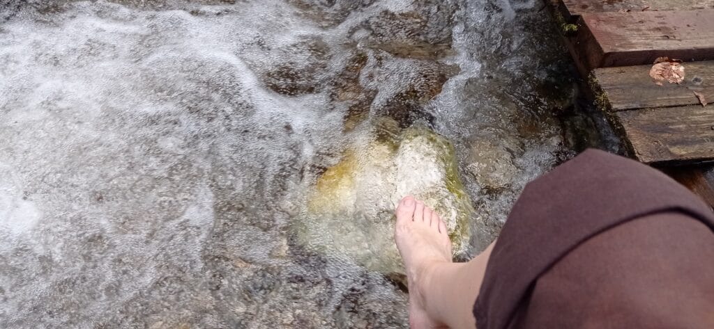 Apa, de Izvorul Tamaduirii, aduce vindecare. Apecurateasumate