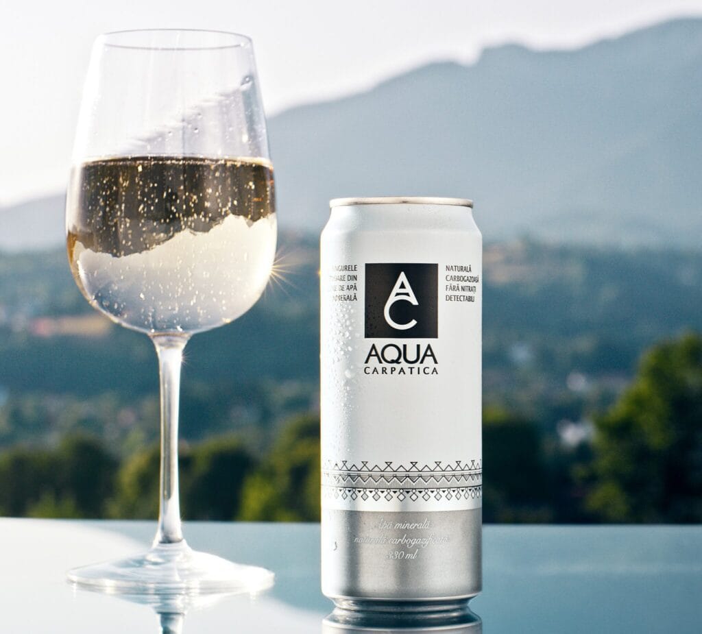 Gustul purității cinstește șprițul românesc. Noua AQUA Carbo la doză de 330 ml