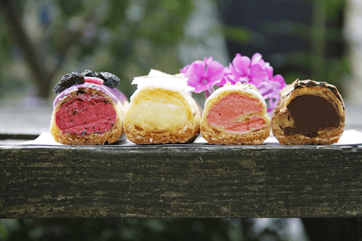 Top 5 cele mai savuroase prăjituri cu cremă. Află istoria din spatele lor!