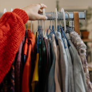 Creează-ţi propriul stoc de marfă cu haine en-gros de la OutletStock