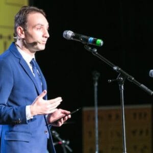 PATRIOTISM. 1 DECEMBRIE E O SCENĂ PE CARE CÂTEODATĂ E GREU SĂ INTERPRETEZI UN ROL AUTENTIC