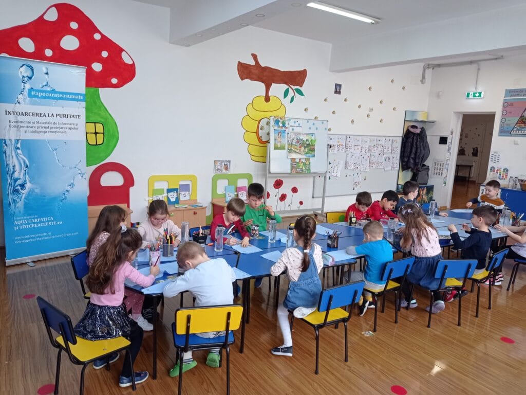 „Ape curate asumate”: 8 Martie cu un papirus albastru pentru mame. Bune relaţii ȋntre generaţii