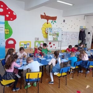 „Ape curate asumate”: 8 Martie cu un papirus albastru pentru mame. Bune relaţii ȋntre generaţii