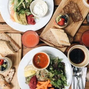 Cum te poate ajuta mancarea sanatoasa si o ceasca generoasa de cafea sa dai startul diminetilor pline de energie?