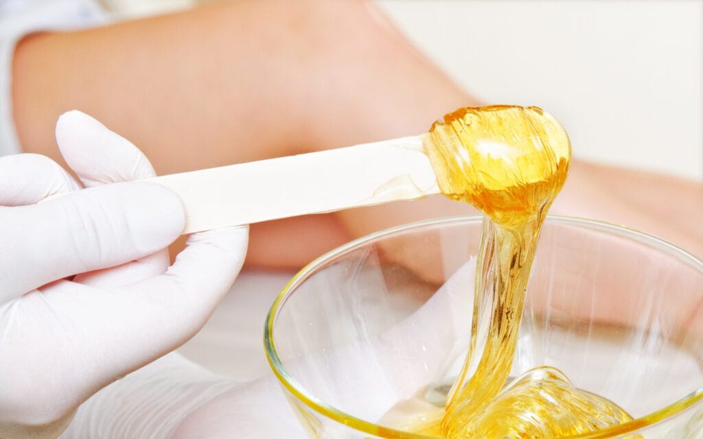 Epilarea cu ceară, o metodă care sfidează timpul