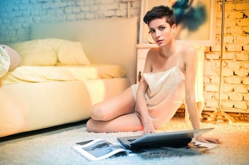 Te tentează ideea de videochat? SFATURI despre cum să scapi de timiditate și să te integrezi în noua echipă