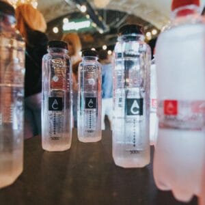 Aqua Carpatica, mereu la înălțime! În ce aeroporturi sunt disponibile produsele Aqua