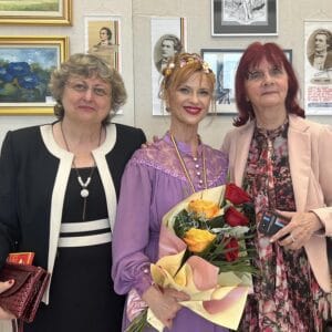 Vernisajul „Dor de Eminescu”. Publicul cucerit de interpretarea actriţei Claudia Motea și de colecția eminesciană bilingvă româno – ebraică