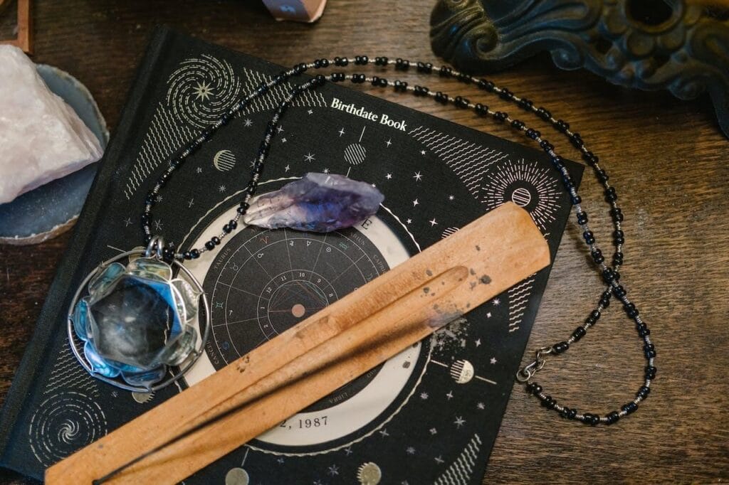 Bijuterii pentru zodii: Cum să alegi pietrele semiprețioase potrivite