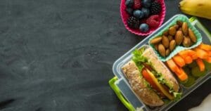 Alternativele sănătoase la gustările preferate. Cu ce poți înlocui chipsurile sau înghețata