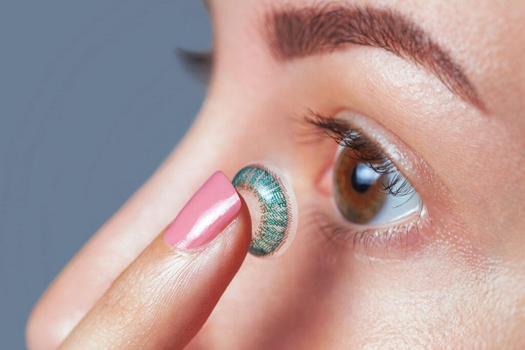Trucuri de stil pentru lentile de contact colorate adevcvate ochilor închiși la culoare