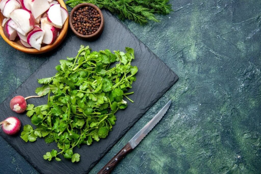 Pătrunjelul pentru detoxifiere naturală cu salată și sucul plantei