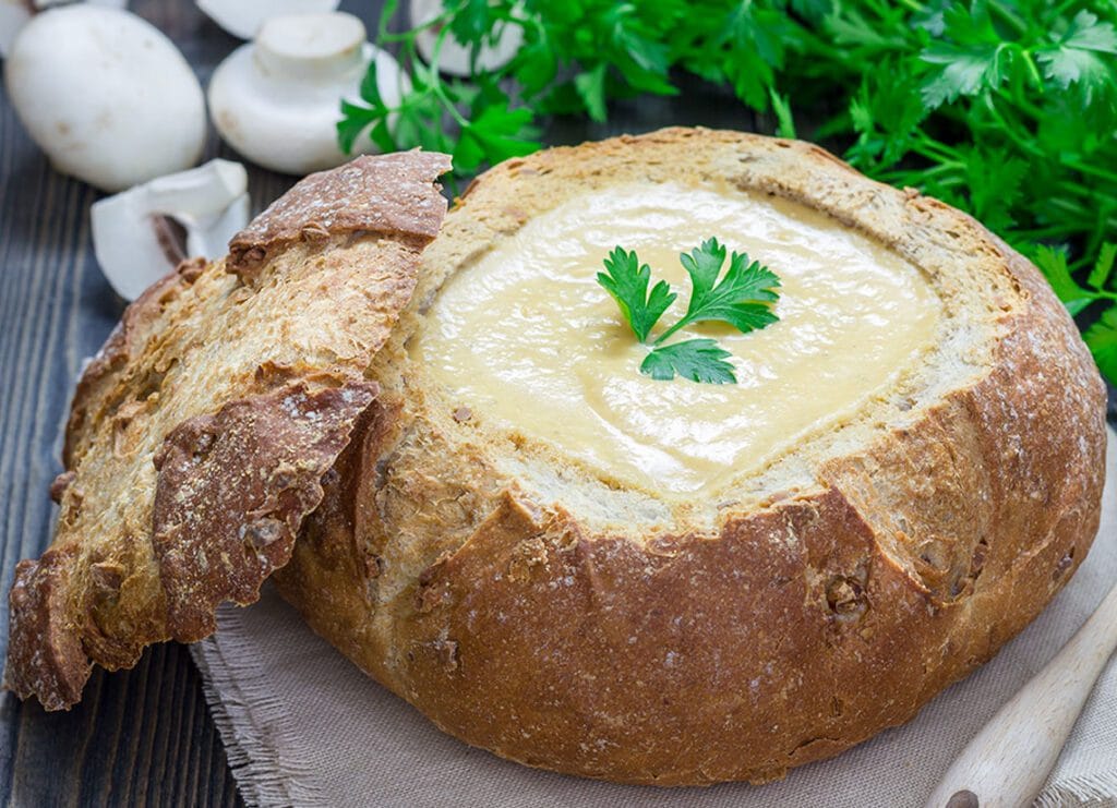 Supa cremă, o varietate de mâncare care se consumă rece sau caldă