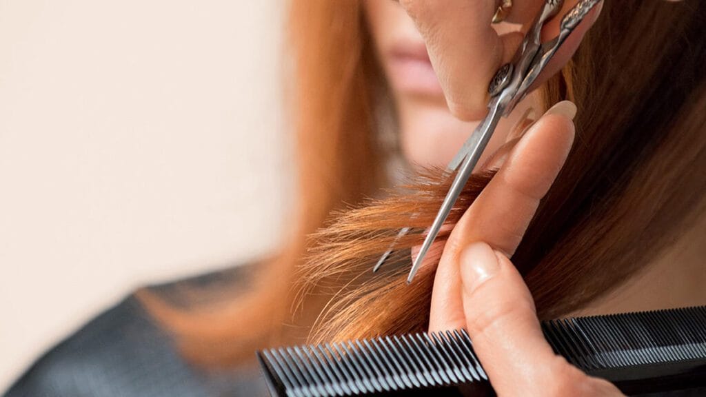 Ce spune frizerul: cȃt de des este recomandat să ne tundem părul?