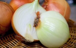 Recomandări de sezon: ține o ceapă tăiată în cameră când ești răcit