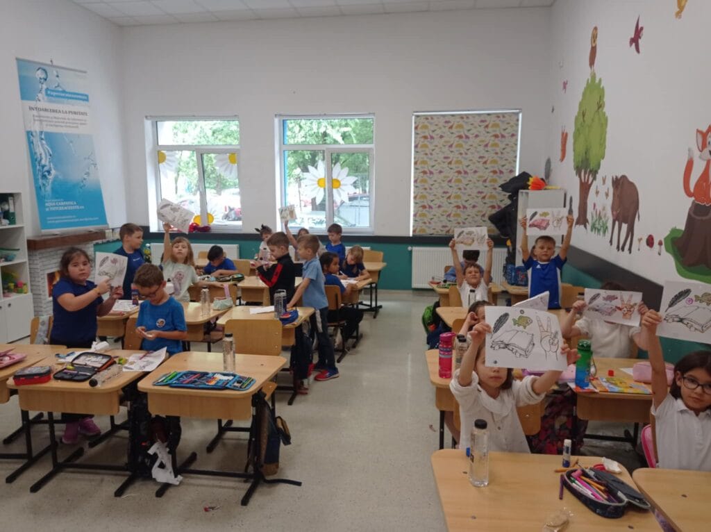 Copiii care menţin curat mediul oceanului planetar. Mesajul apei la #apecurateasumate